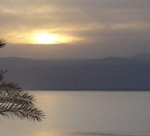 Sonnenuntergang am Toten Meer im März