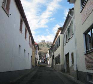 Hambacher Schloss von der Schlossgasse aus