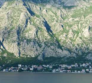Die Berge im Fjord bei Kotor