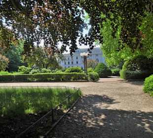 Rundgang durch den Park Platz des Republik