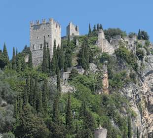 Blick zum Burgfelsen mit dem Castello di Arco