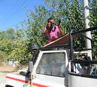 Wasserschlacht mit Pistolen zwischen den Jeeps