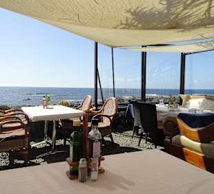 Terrasse des Restaurants mit Blick aufs Meer