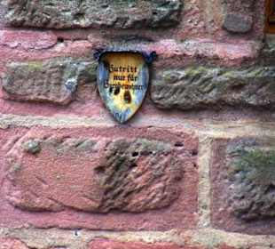 Kleine Tafeln an der Burgmauer