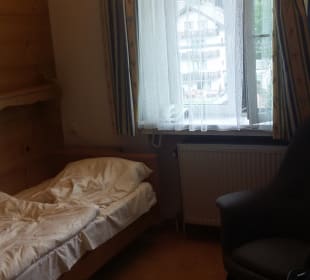 Kleines Zimmer. Hotel Roter Hahn Garni
