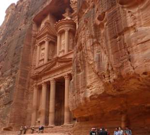Auf dem Platz vor dem "Schatzhaus des Pharao"