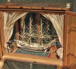 In der Schatzkammer des IMM mit Elfenbeinmodellen