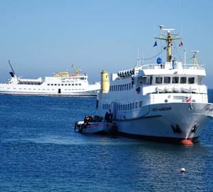 Börteboot längsseits des Bäderschiffes