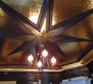 Богато украшенный потолок