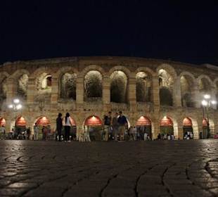Die Arena bei Nacht