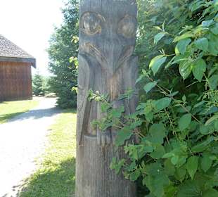 Totempfähle am Eingang 