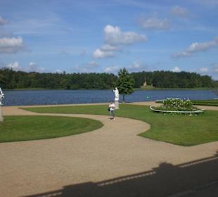 Park direkt vor dem Schloss.