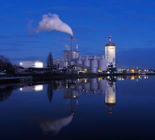 Blick vom Weserwehr auf das Kraftwerk Hastedt