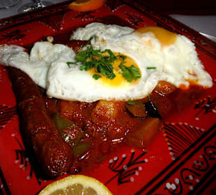 „Tchatchouka“, gekrönt von Spiegeleiern