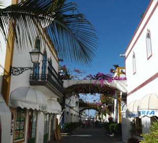 Blumengeschmückte Gassen