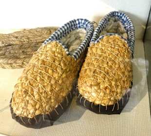 Strohschuhe für kalte Tage