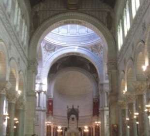 Innenraum der neuen Basilika Saint Martin