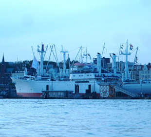Schiff im Hamburger Hafen