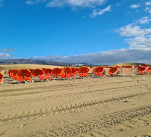 Liegen und Schirme am Strand