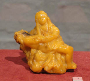 Statuetka z bursztynu.