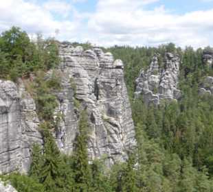 Blick auf die Felslandschaft im Bastei-Massiv
