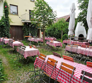 Tische im Biergarten hinter dem Haus