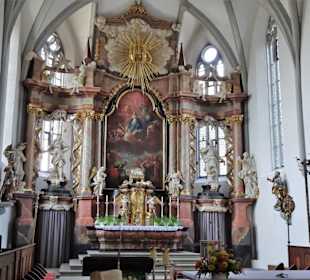 Blick auf den Hauptaltar der Pfarrkirche