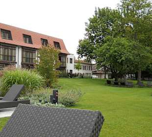 Schön angelegte Außenanlagen mit Liegen