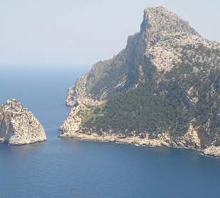 Blick auf den Felsen von Formentor