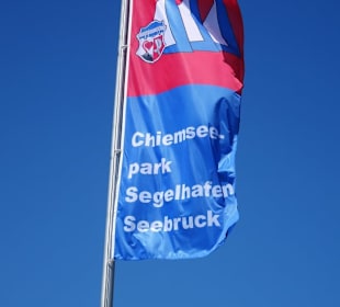 Die Fahne am Yachthafen Seeon-Seebruck