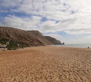 Breiter Strand von Luz mit  Felsen im Hintergru
