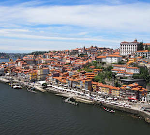 Blick von der Brücke auf Ribeira