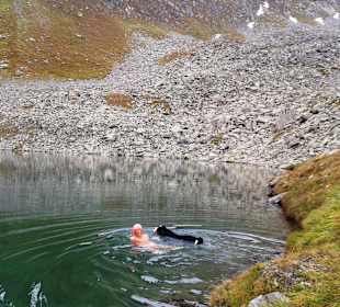 Bergseen laden Hund und Mensch zum Baden ein