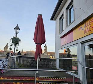 Müllerbäck direkt an der Brücke