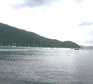 Blick auf Boote im Hafen