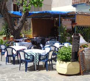 Tische im Außenbereich des Ristorante La Taverna