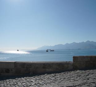 Blick aufs Meer und die Berge vom Hafen