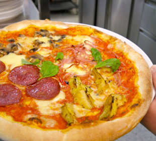 Köstliche Pizzen aus unserem Pizz Pub