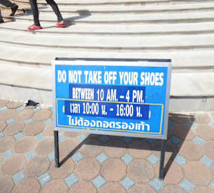 Hinweisschild, wann man schuhlos z.Big Buddha   