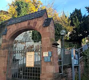 Eingang und Weg hoch zur Kirche