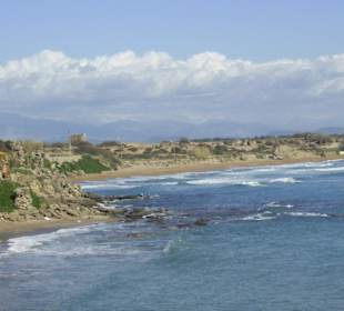 Im Hintergrund Berge direkt vor uns das Meer