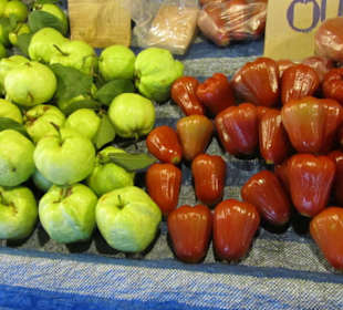 Der Bangtao Nacht-Markt mit Angeboten 017