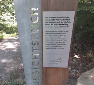 Infotafel auf dem Weg vom Parkplatz zum Turm