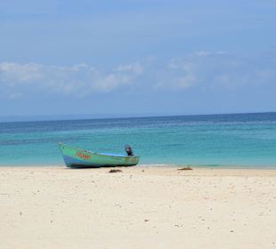 Ein Fischerboot am öffentlichen Strand 
