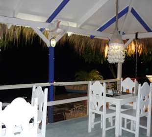 Die Terrasse mit den Tischen