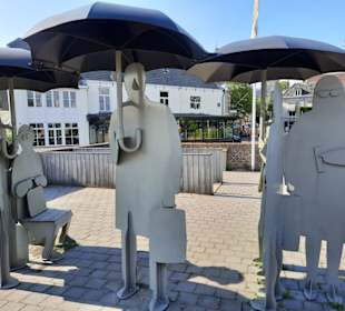 Schirme trotz Sonne und 28 Grad 