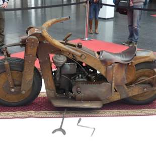 Skurriles auf Rädern = Holz