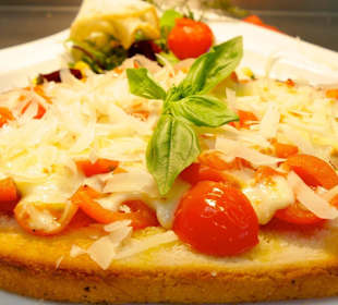 Leckere Bruschetta mit Tomaten und Käse