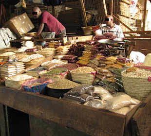 Stand mit Hülsenfrüchten und Gewürzen