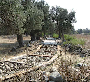 Noch nicht fertiger Pfad in der Richtung Theater